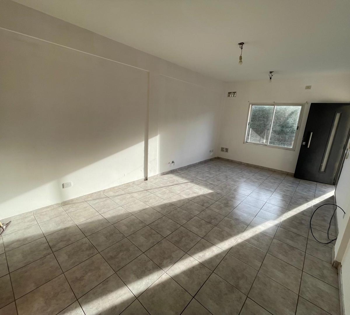 Venta Departame 2 Ambientes con Cochera - José C Paz 3