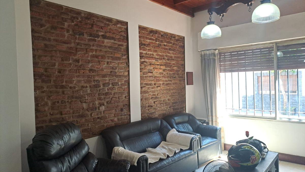 Casa en terreno propio- Reciclada- tres cuadras Av Eva Perón y Carabobo- Patios y Balcón