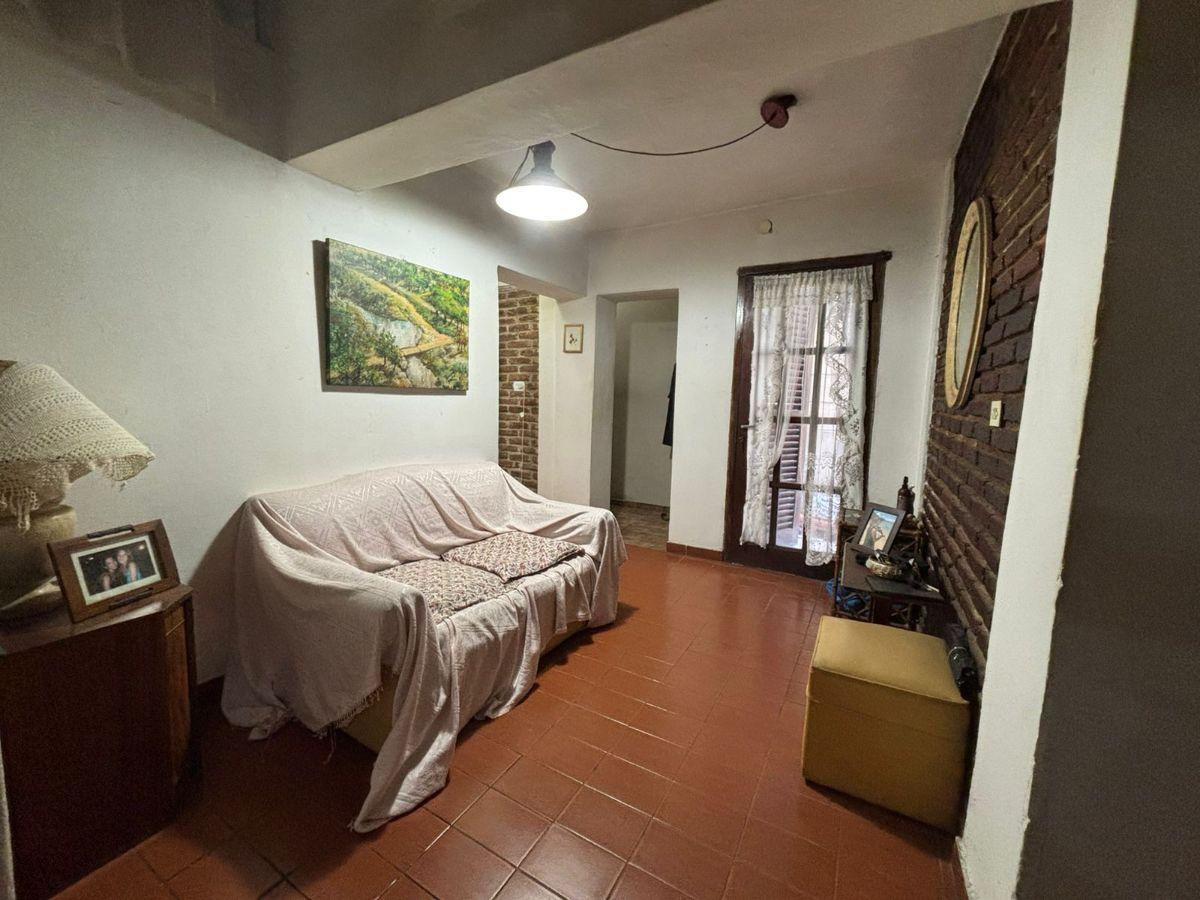 Foto de Sólida Casa de 4 Ambientes en Flores | Gran Potencial y Calidad, imagen 3