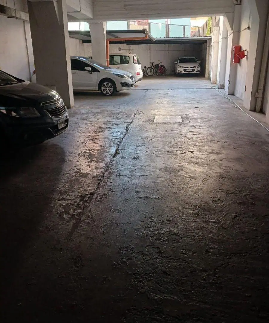 Cochera cubierta fija en excelente ubicacion. Bajas expensas 2
