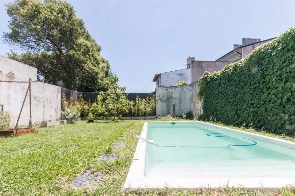 Casa en venta con 3 dormitorios, piscina y fondo libre en Temperley este, 300m2 totales, 200 cubiert 4