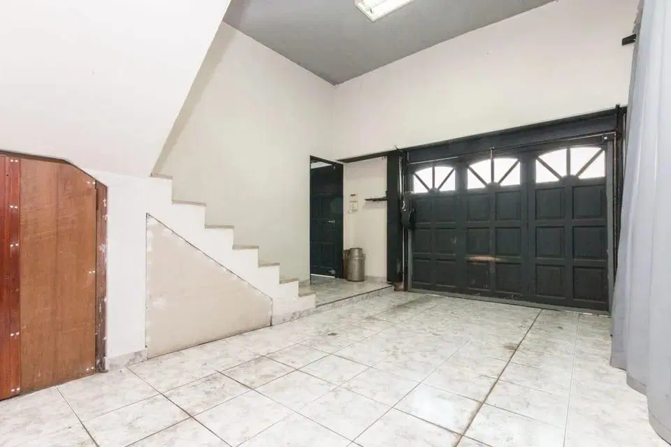 Casa en venta con 3 dormitorios, piscina y fondo libre en Temperley este, 300m2 totales, 200 cubiert 2