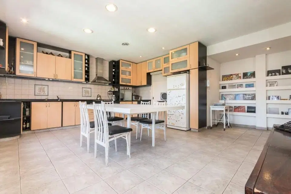 Casa en venta con 3 dormitorios, piscina y fondo libre en Temperley este, 300m2 totales, 200 cubiert 8