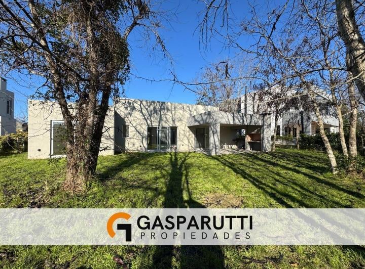 Casa en Venta en San Matías sobre Hermoso Lote Arbolado