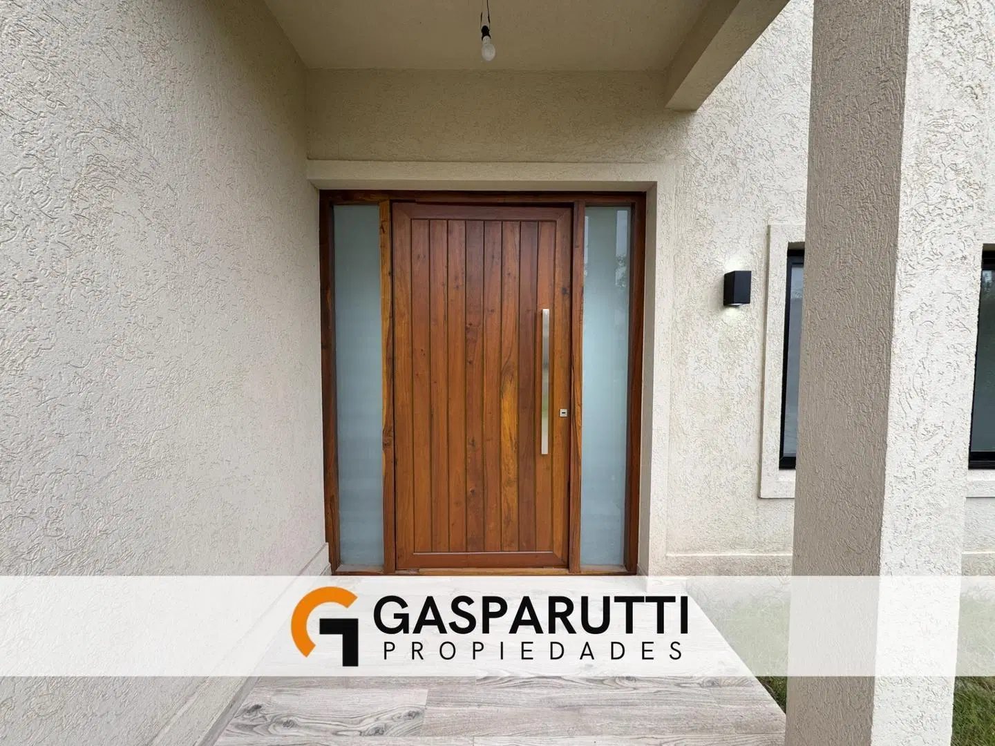 Casa en Venta a la Laguna en El Canton 1