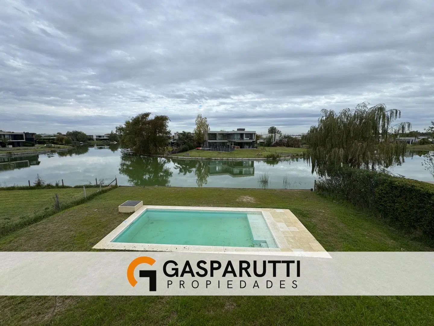 Casa en Venta a la Laguna en El Canton 4