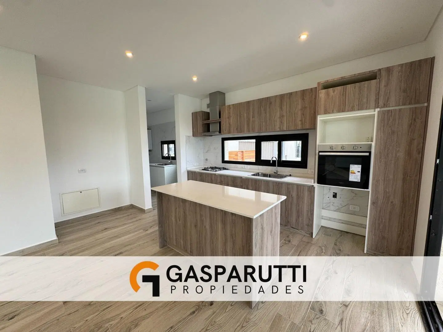 Casa en Venta a la Laguna en El Canton 2