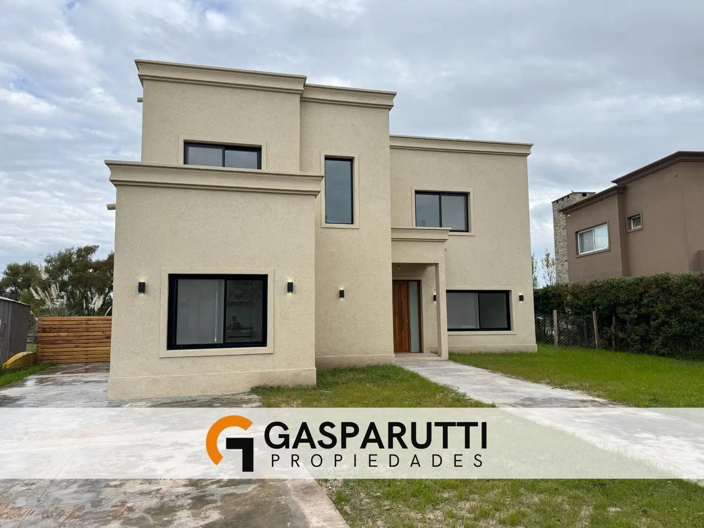 Casa en Venta a la Laguna en El Canton 3