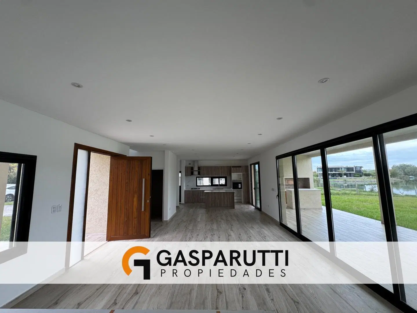 Casa en Venta a la Laguna en El Canton 5