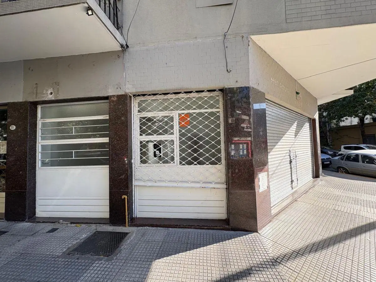 LOCAL COMERCIAL EN ESQUINA - 3 VIDRIERAS - SOTANO - EXCELENTE ESTADO 3