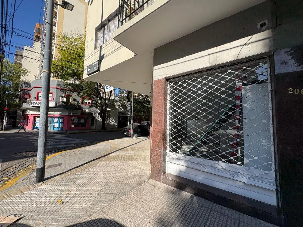 LOCAL COMERCIAL EN ESQUINA - 3 VIDRIERAS - SOTANO - EXCELENTE ESTADO 4
