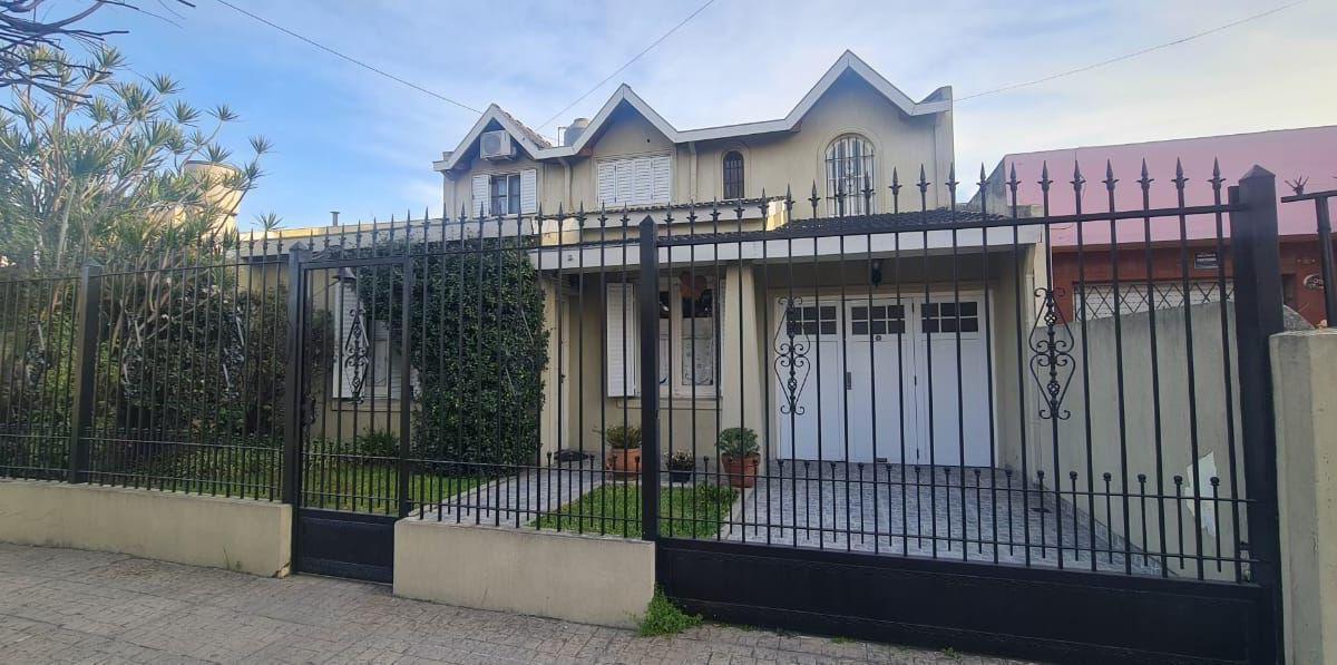 Venta de Casa 5 AMBIENTES en Villa Luzuriaga