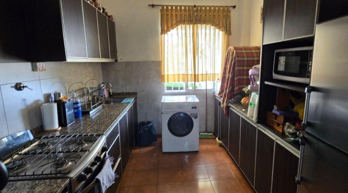 Foto de Venta de Casa 7 AMBIENTES O MAS en Villa Luzuriaga,, imagen 2