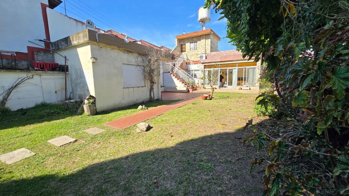 Venta - Casa 3 Ambientes con Cochera y Gran Lote en San Justo