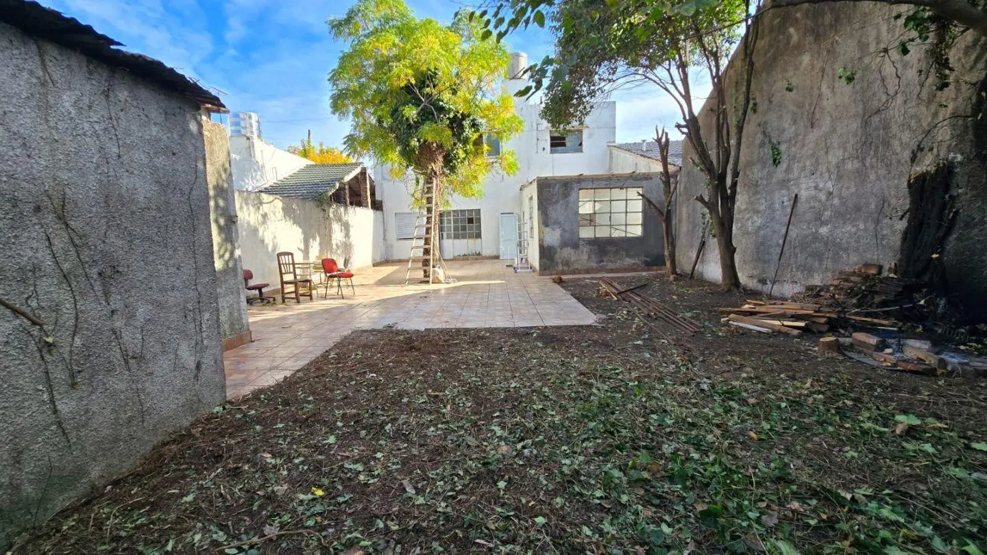 Venta de Casa 4 Ambientes c/Local en Lomas del Mirador, 2
