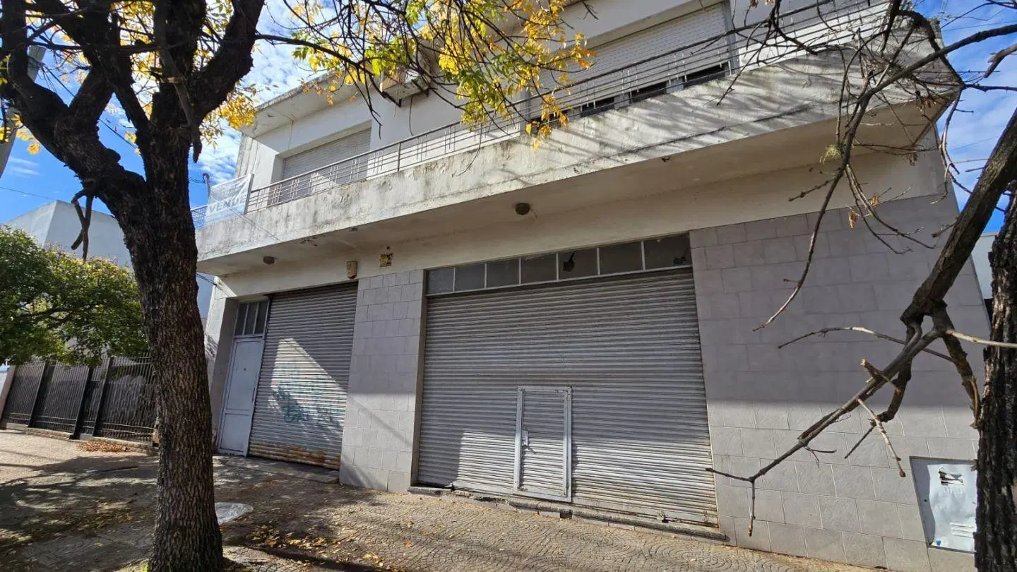 Venta de Casa 4 Ambientes c/Local en Lomas del Mirador, 3