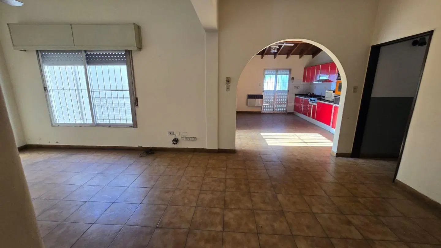 ALQUILER - AMPLIO PH 3 AMBIENTES AL FRENTE CON BALCÓN, PATIO Y LAVADERO - LA TABLADA 4