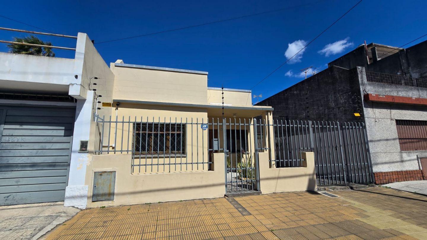 Foto de VENTA DE CASA 3 AMBIENTES EN LOTE PROPIO - San Justo, imagen 2
