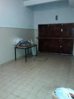 Foto de Chalet 4 ambientes , cochera y dependencia. Fondo., imagen 3