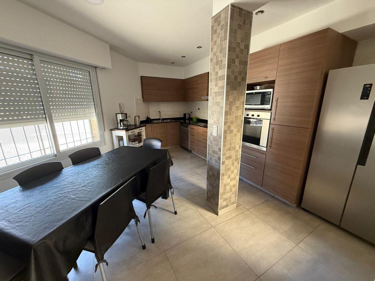 Foto de CASA 5 AMB EN ESQUINA PATIO Y GARAGE, MURGUIONDO 504 LINIERS, imagen 5
