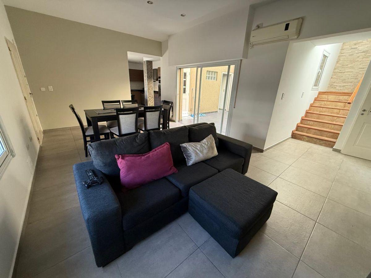 Foto de CASA 5 AMB EN ESQUINA PATIO Y GARAGE, MURGUIONDO 504 LINIERS, imagen 1