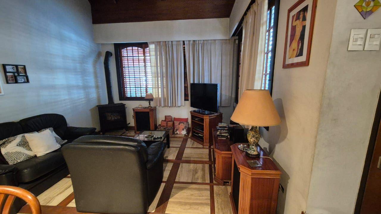 Foto de VENTA CASA 6 AMBIENTES COCHERA CUBIERTA QUINCHO. V. PUEYRREDON, imagen 2