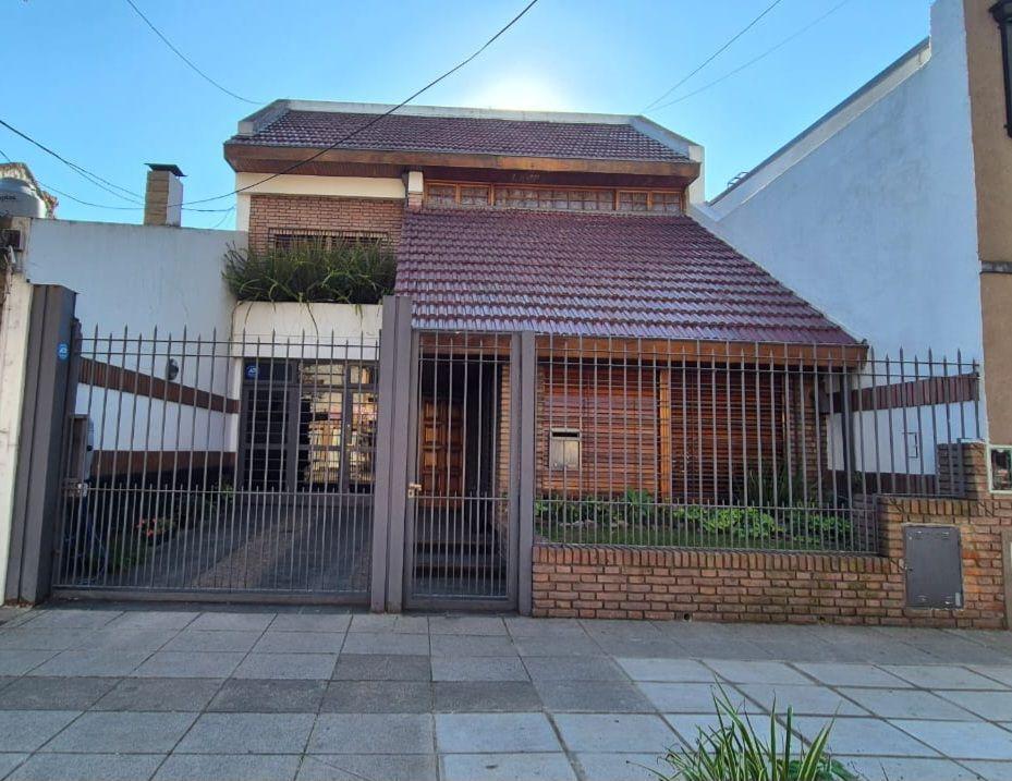 Foto de VENTA CASA 6 AMBIENTES COCHERA CUBIERTA QUINCHO. V. PUEYRREDON, imagen 1