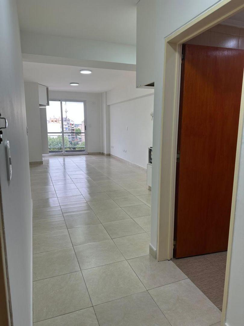 Foto de ALQUILER MONOAMBIENTE AL CONTRAFRENTE CON BALCON EN FLORES, imagen 1