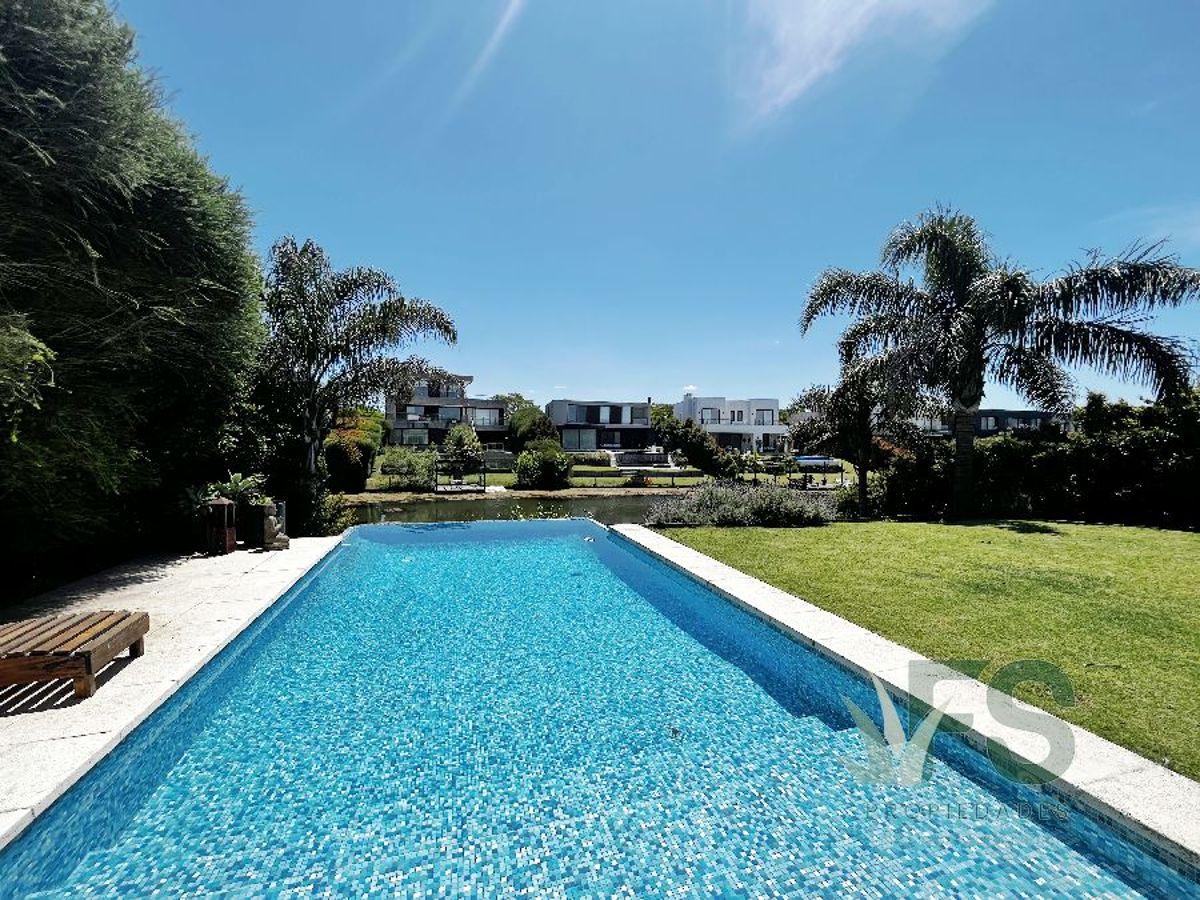 Casa en Venta Amoblada 4 Suites Escritorio Dep Servicio Sobre el lago! GOLF