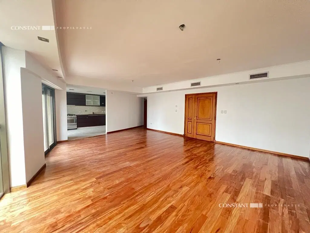 Departamento en venta con cochera de 3 dorm. en La Plata 3