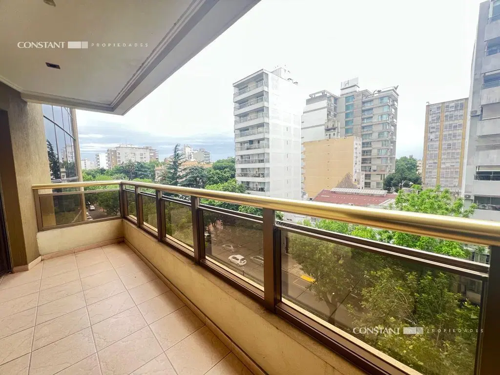 Departamento en venta con cochera de 3 dorm. en La Plata 5