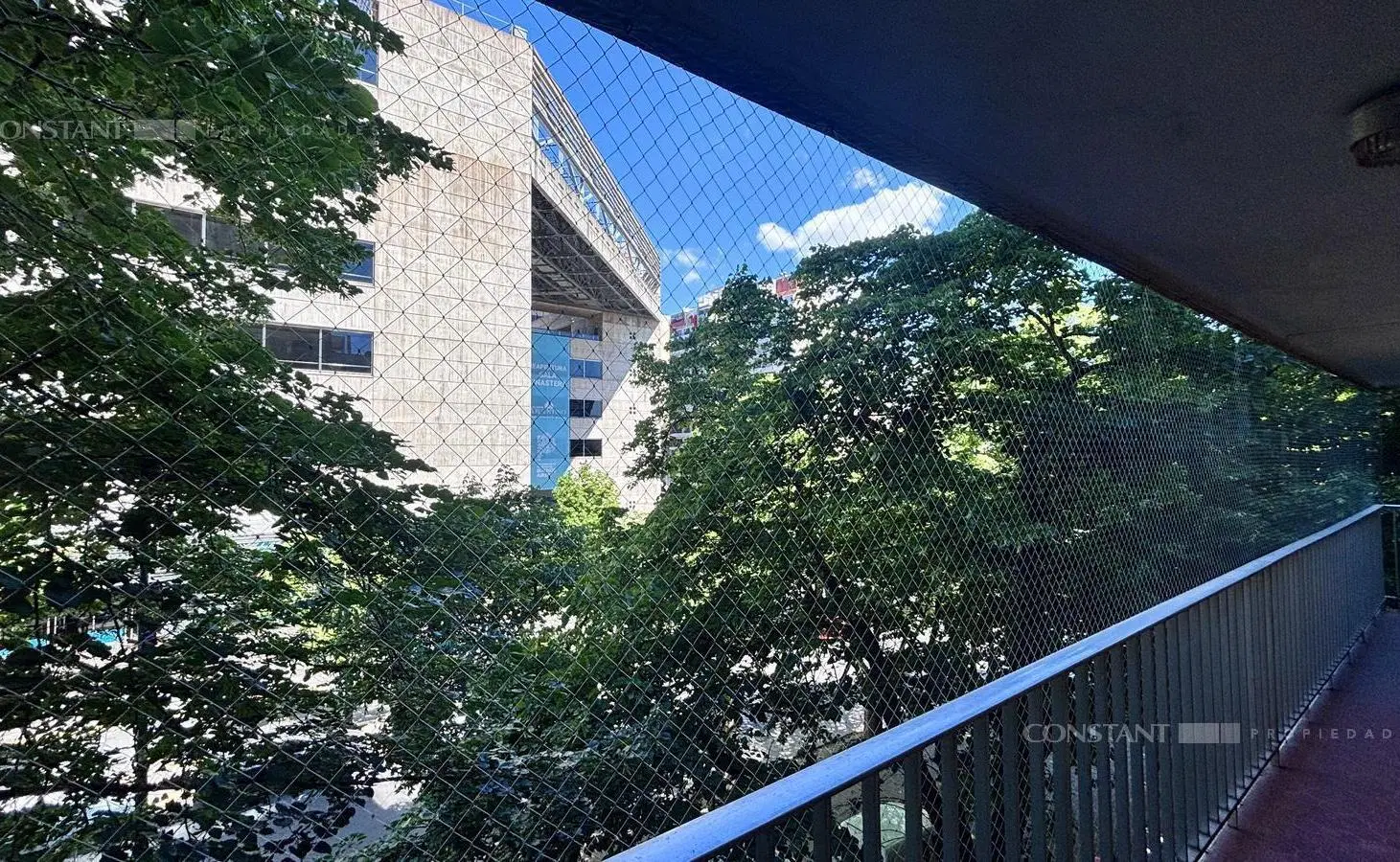 Piso al frente en venta de tres dormitorios con cochera en La Plata 4