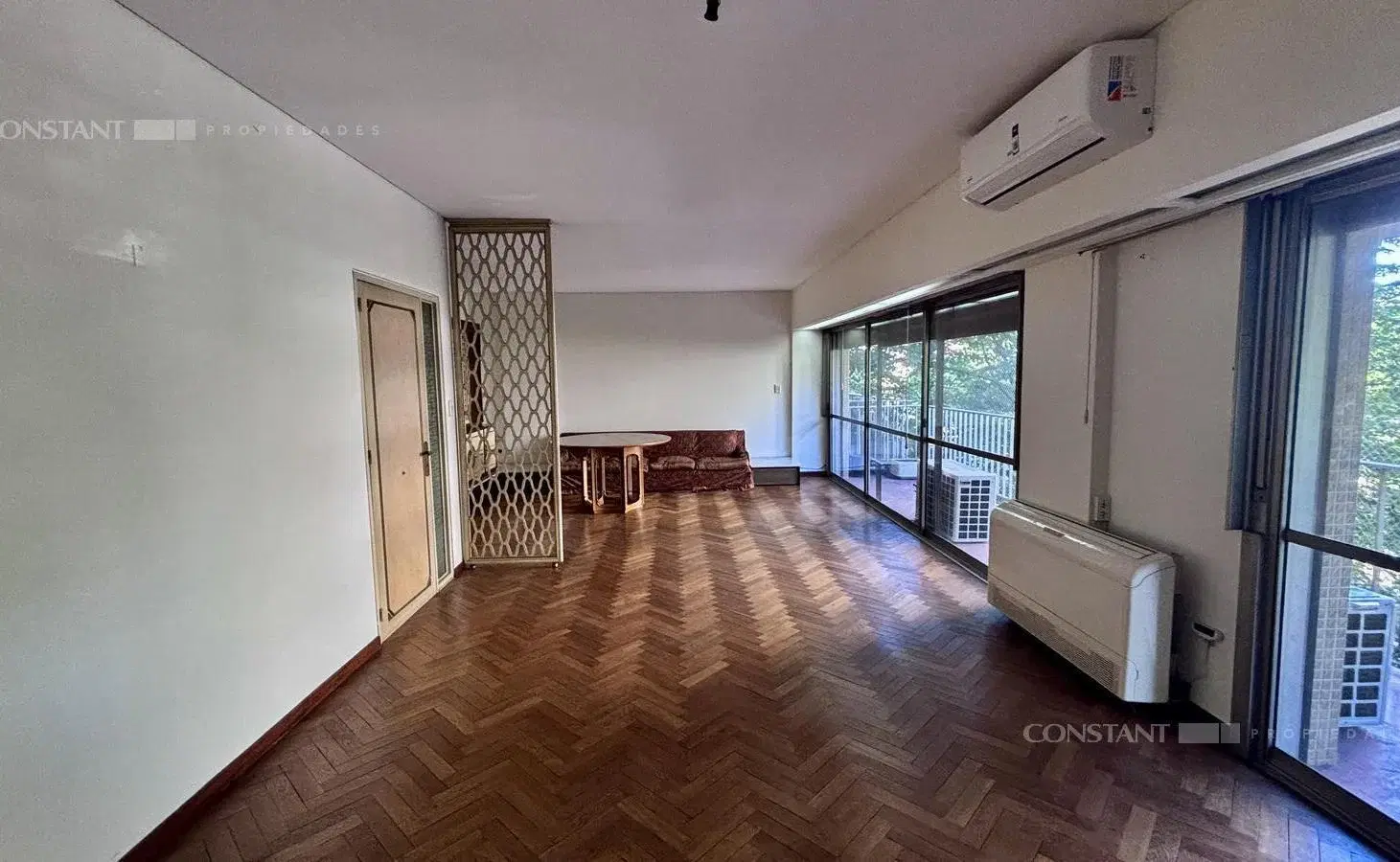 Piso al frente en venta de tres dormitorios con cochera en La Plata 3