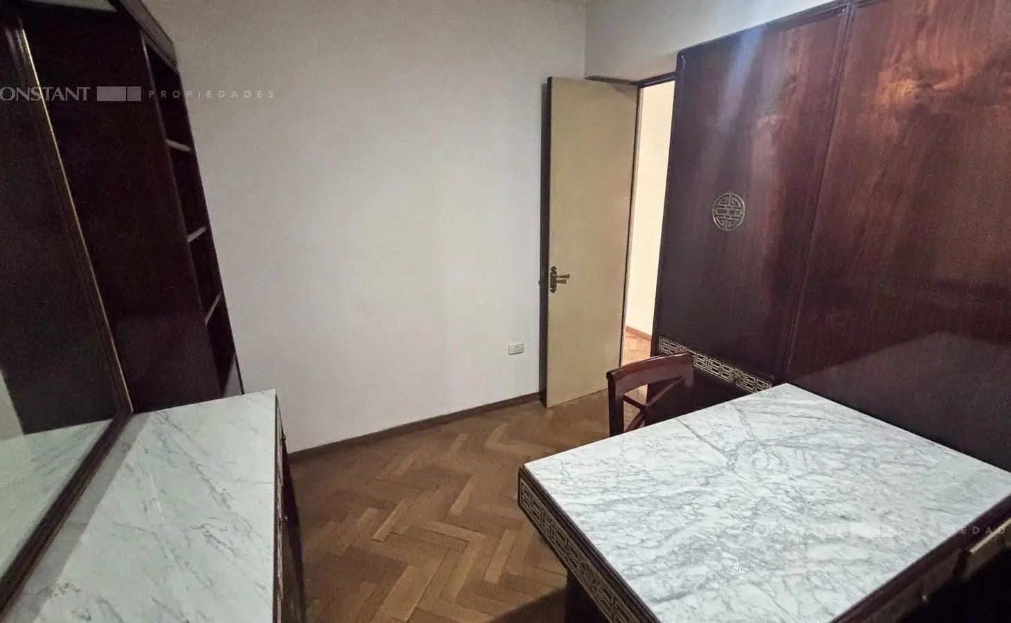 Piso al frente en venta de tres dormitorios con cochera en La Plata 5