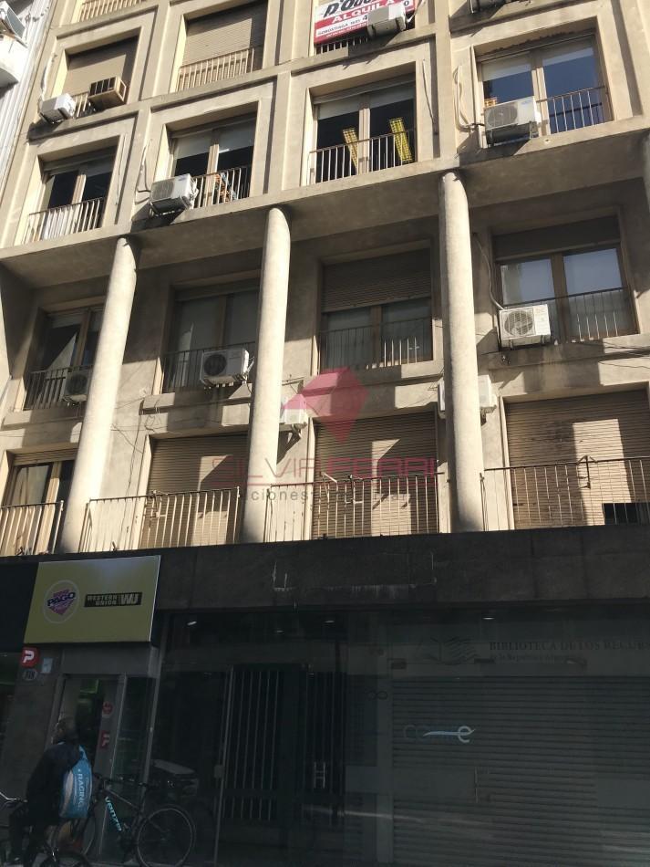 Venta Oficina. Planta Libre Subdividido en 5 Ambientes + Kitchenette + 2 Baños 5