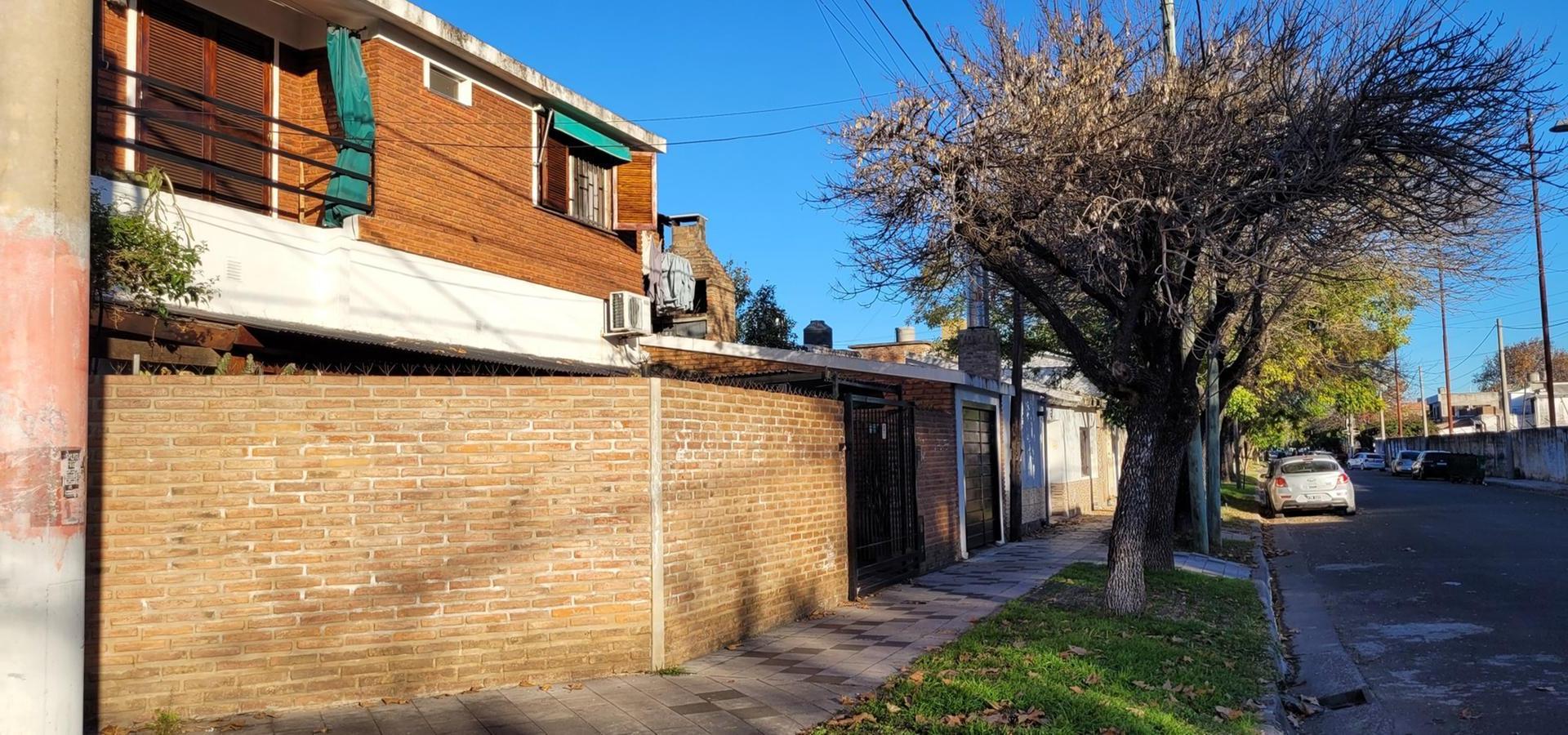 Vendo casa 2 plantas- 3 Dormitorio- 2 baños- cochera doble - Patio. Apto crédito