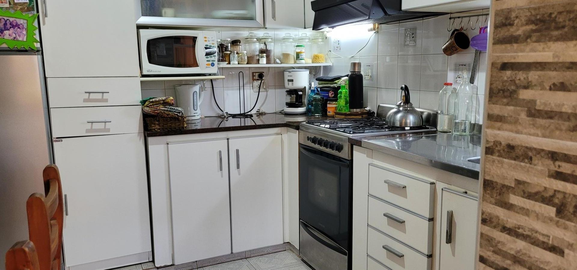 Vendo casa 2 plantas- 3 Dormitorio- 2 baños- cochera doble - Patio. Apto crédito