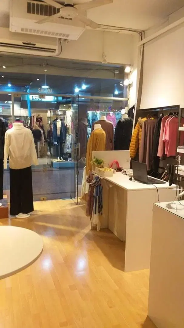 Alquiler local comercial - FLORES 4