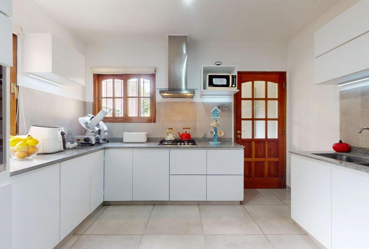 Foto de Chalet 4 dorm c/ pileta - Zona 504 y 16 - Gonnet, imagen 4