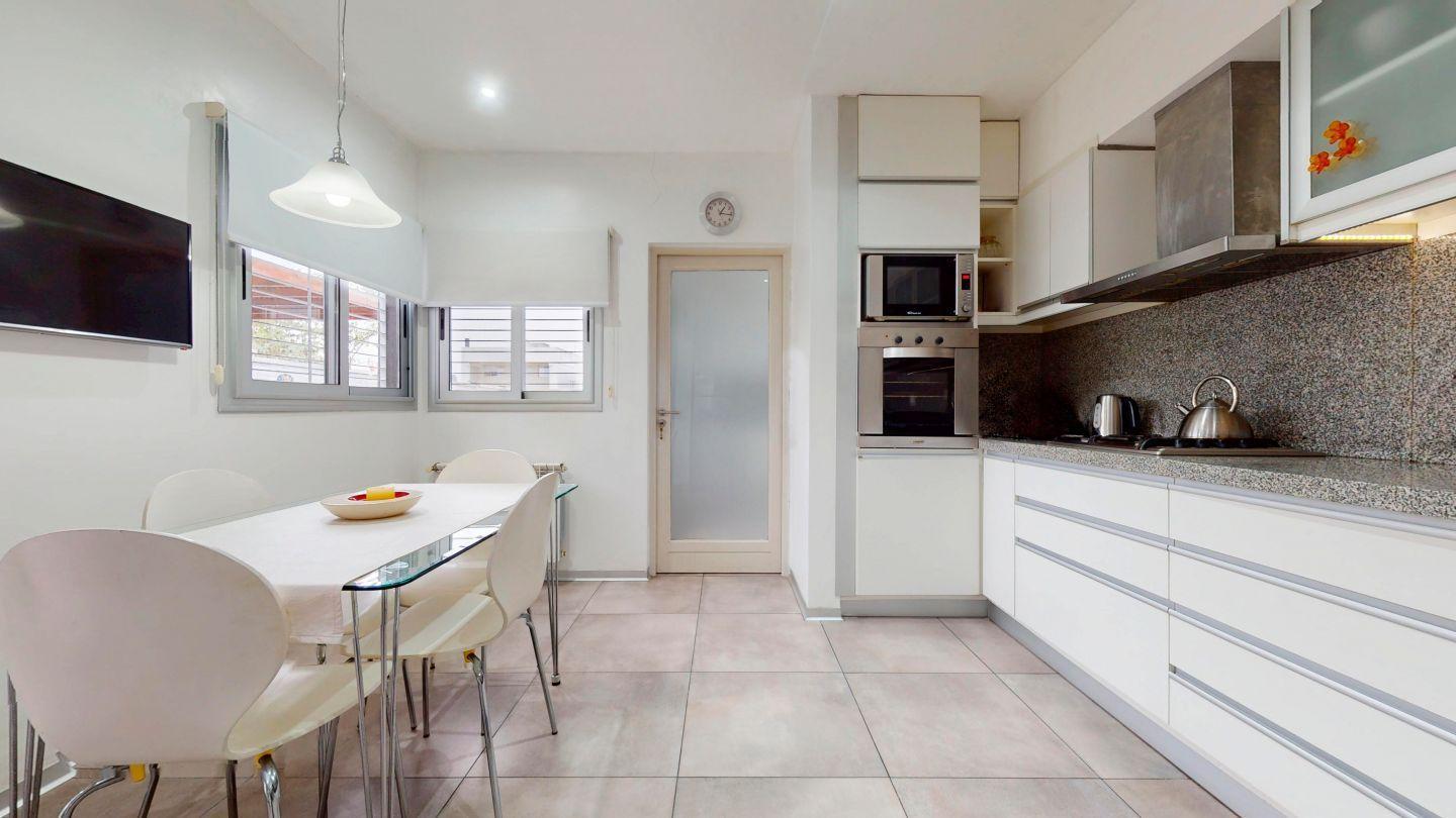 Foto de Casa de 4 dormitorios con escritorio, parque y pileta. Zona 498 y 4, imagen 5
