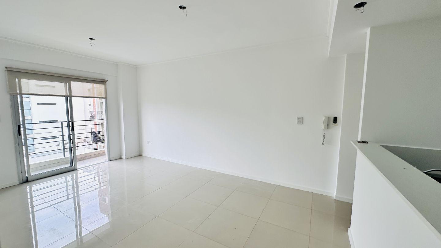 Foto de Alquiler departamento 1 dormitorio con balcón - Zona 51 y 19, imagen 3