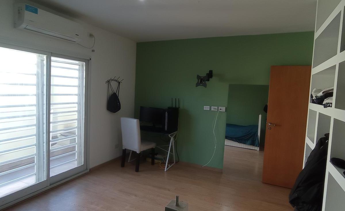 Casa de 8 Ambientes - 4 Dorm. Cochera y Patio en 2 Plantas en Venta en Flores 3