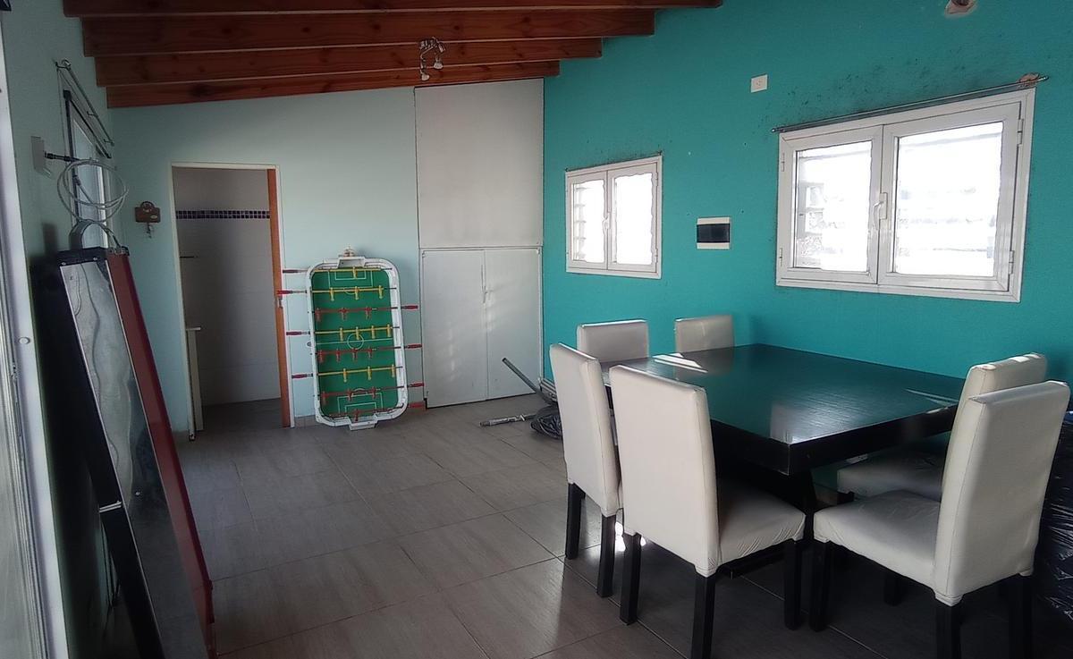 Casa de 8 Ambientes - 4 Dorm. Cochera y Patio en 2 Plantas en Venta en Flores 5