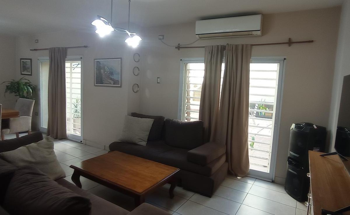 Casa de 8 Ambientes - 4 Dorm. Cochera y Patio en 2 Plantas en Venta en Flores 1