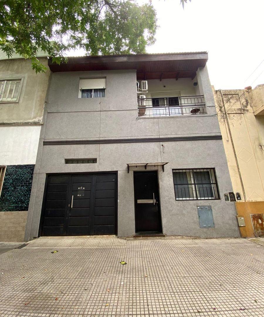 CASA EN LOTE PROPIO DE 4 AMBIENTES CON COCHERA PARA DOS AUTOS Y PATIO