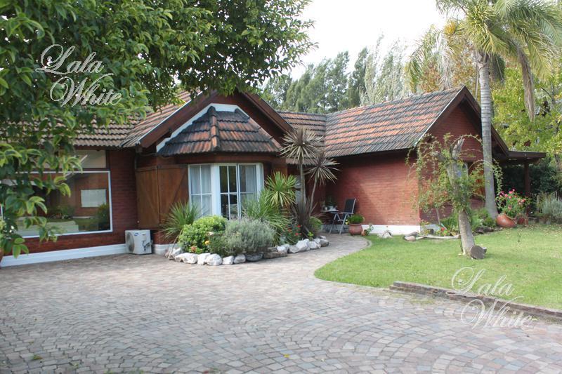 Casa con pileta en venta - Echeverría del Lago, Canning