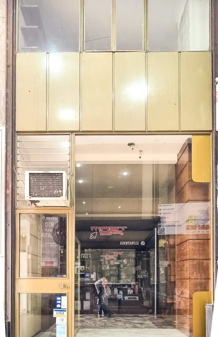 Imperdible Local Comercial - En la Entrada de la Galería Rio de la Plata - Importante Visibilidad