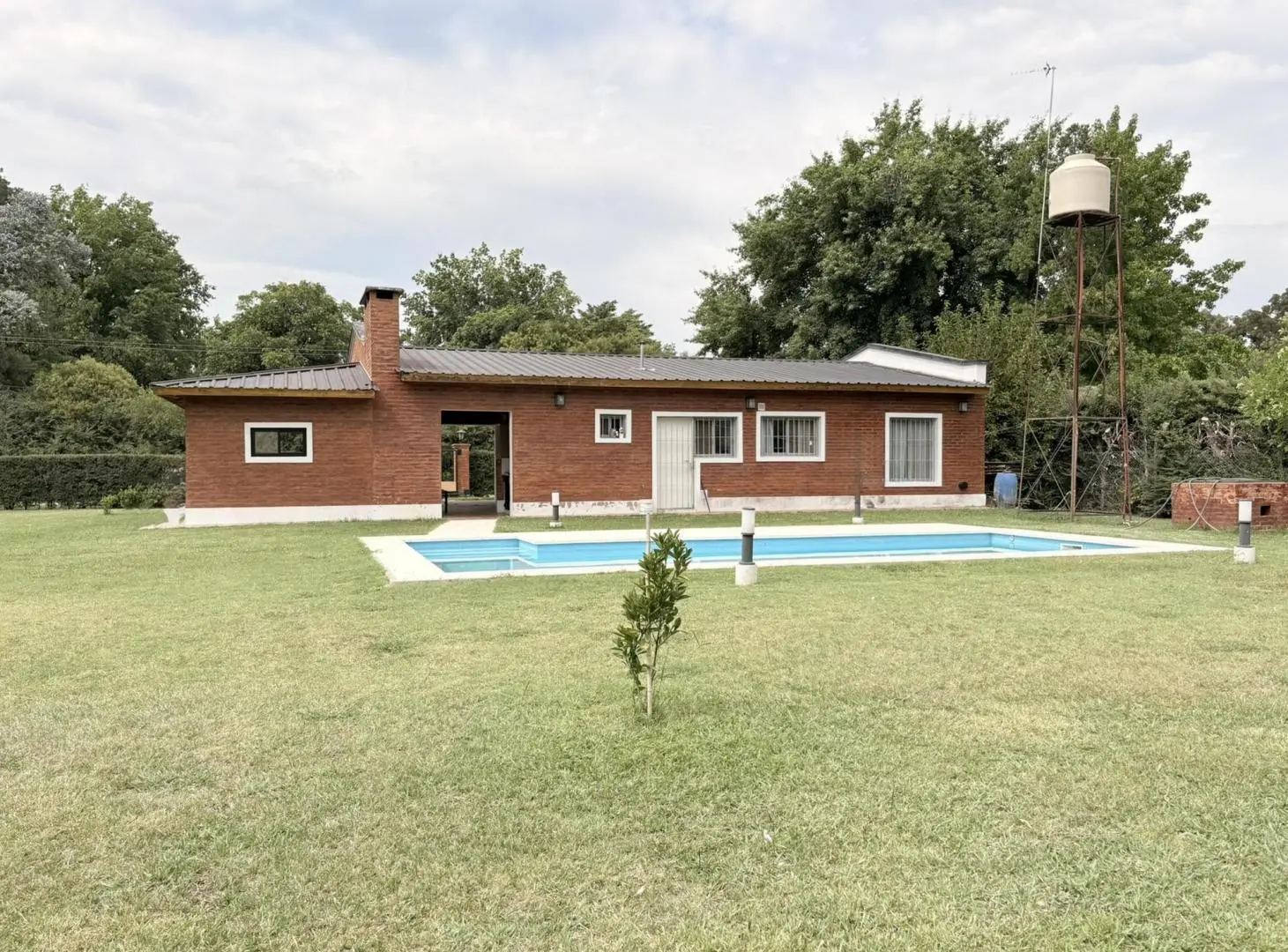 Espectacular casa en venta. 3 ambientes. 1800mt de parque. Piscina. Galeria. APTO CREDITO 3