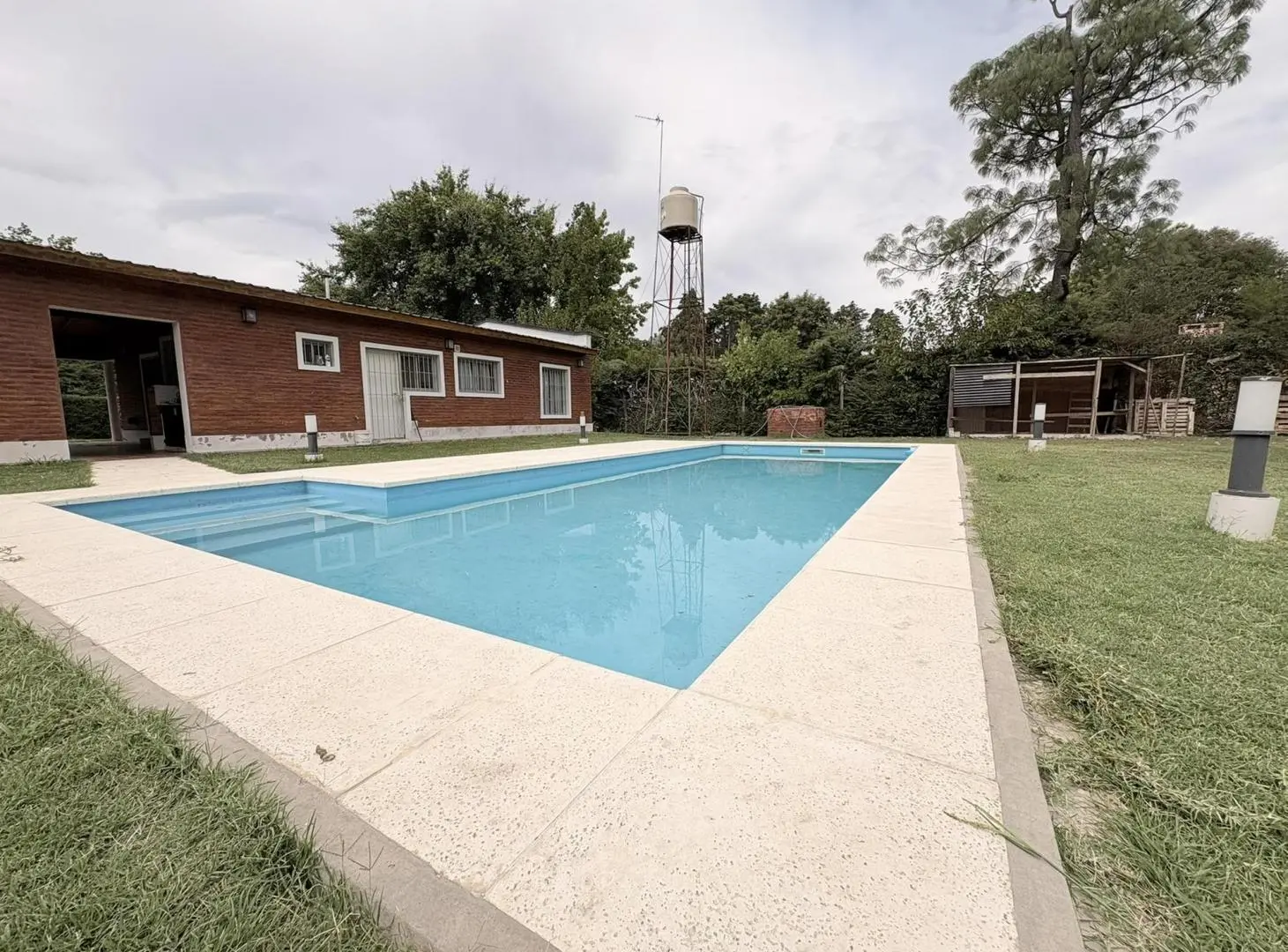 Espectacular casa en venta. 3 ambientes. 1800mt de parque. Piscina. Galeria. APTO CREDITO 2
