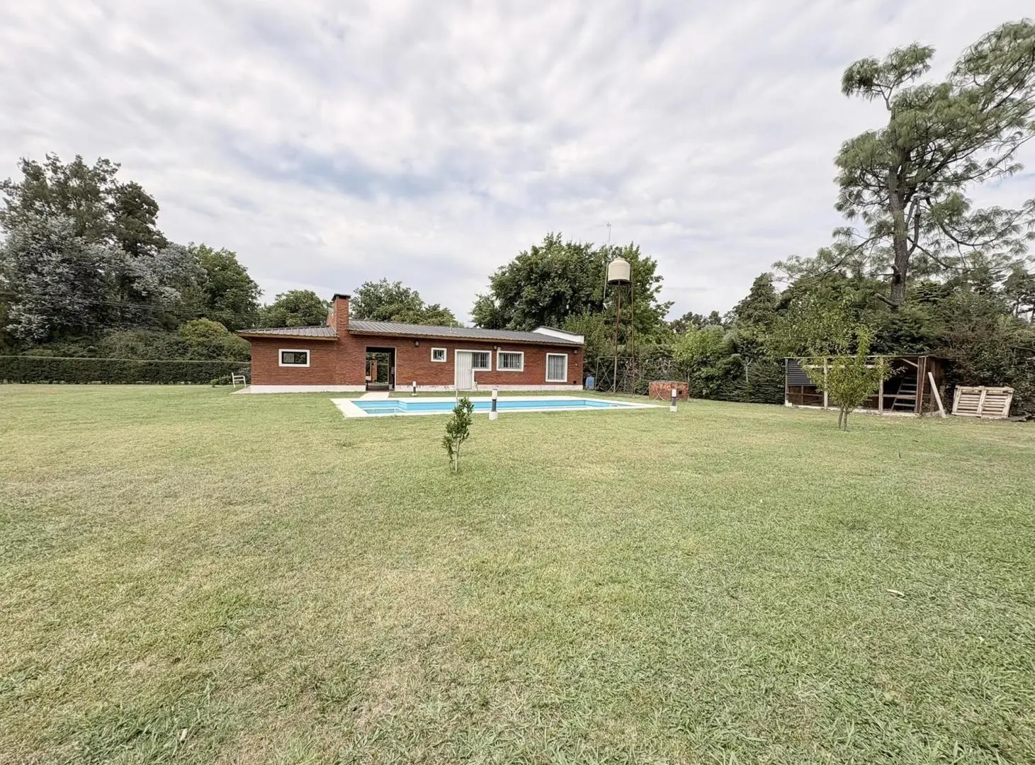 Espectacular casa en venta. 3 ambientes. 1800mt de parque. Piscina. Galeria. APTO CREDITO 4